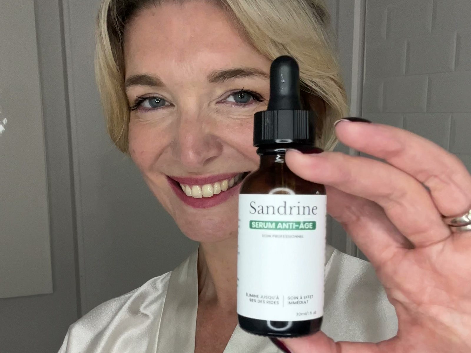 Solène, cliente Sandrine, avec son sérum anti-âge